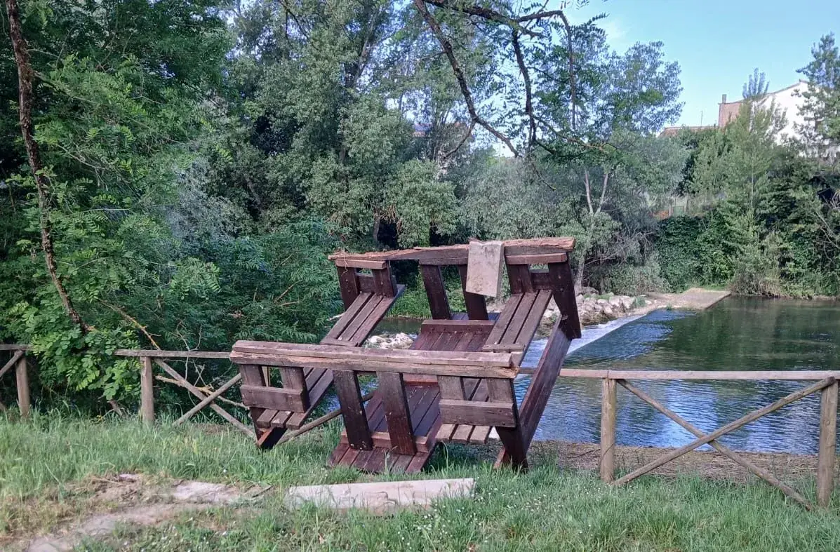 Danneggiano staccionata al percorso verde, denunciati due sedicenni